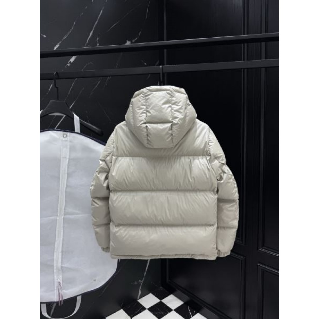 モダン ラグジュアリー プラダ PRADA コピー ダウンジャケット 洗練 上品