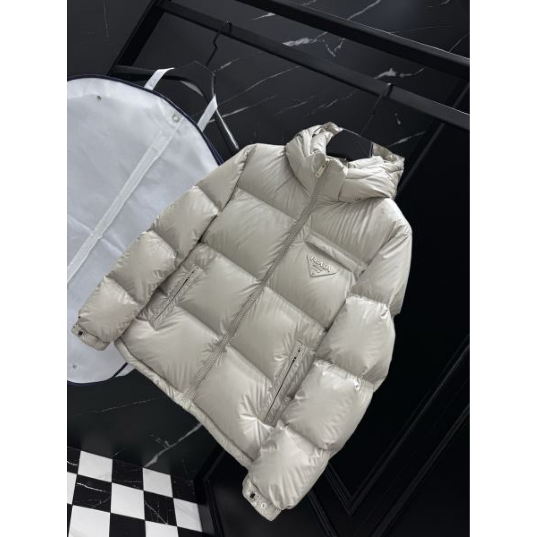 モダン ラグジュアリー プラダ PRADA コピー ダウンジャケット 洗練 上品