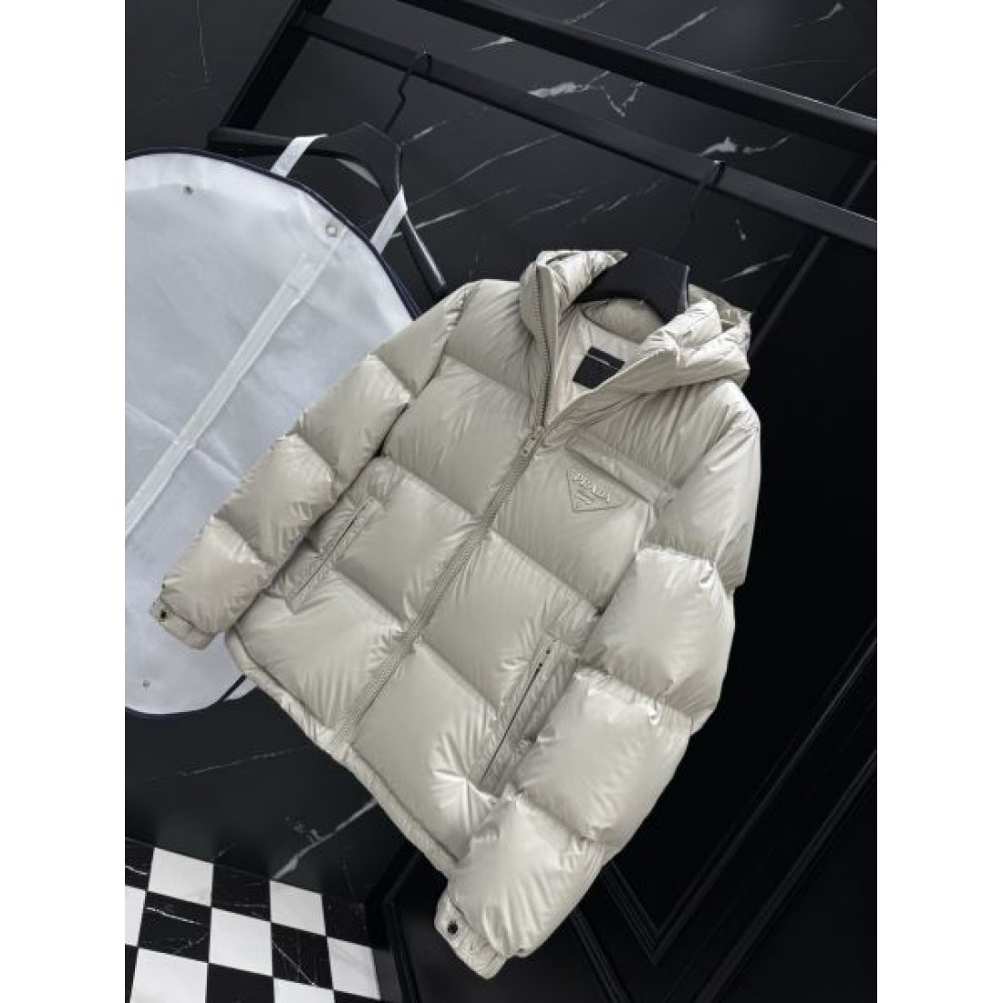 モダン ラグジュアリー プラダ PRADA コピー ダウンジャケット 洗練 上品