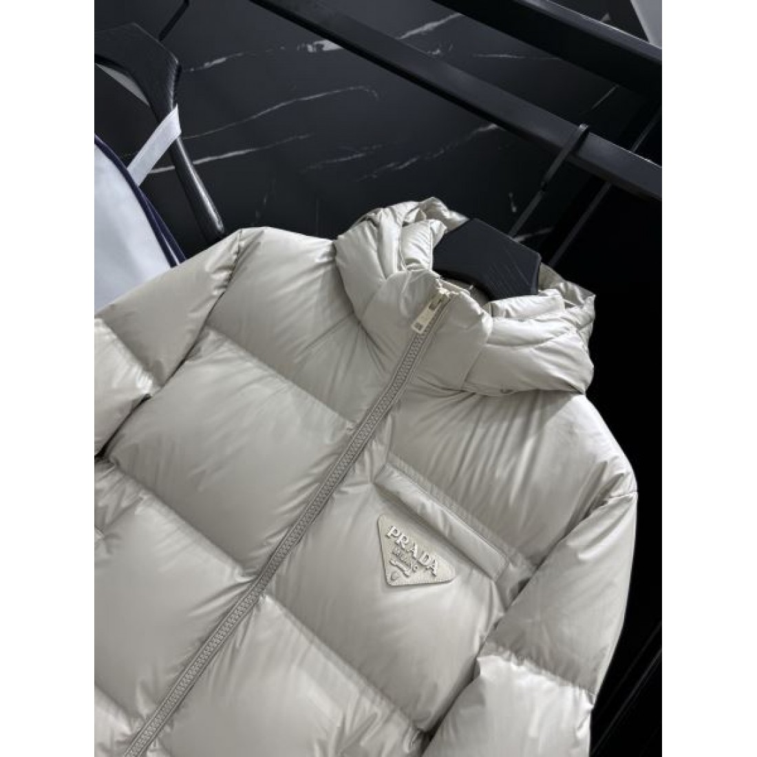 モダン ラグジュアリー プラダ PRADA コピー ダウンジャケット 洗練 上品
