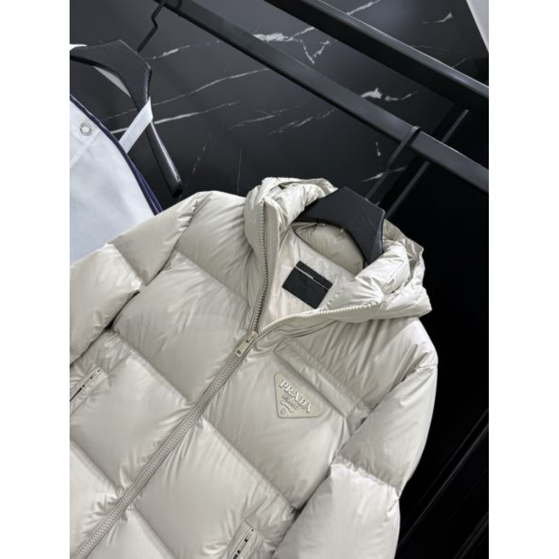 モダン ラグジュアリー プラダ PRADA コピー ダウンジャケット 洗練 上品