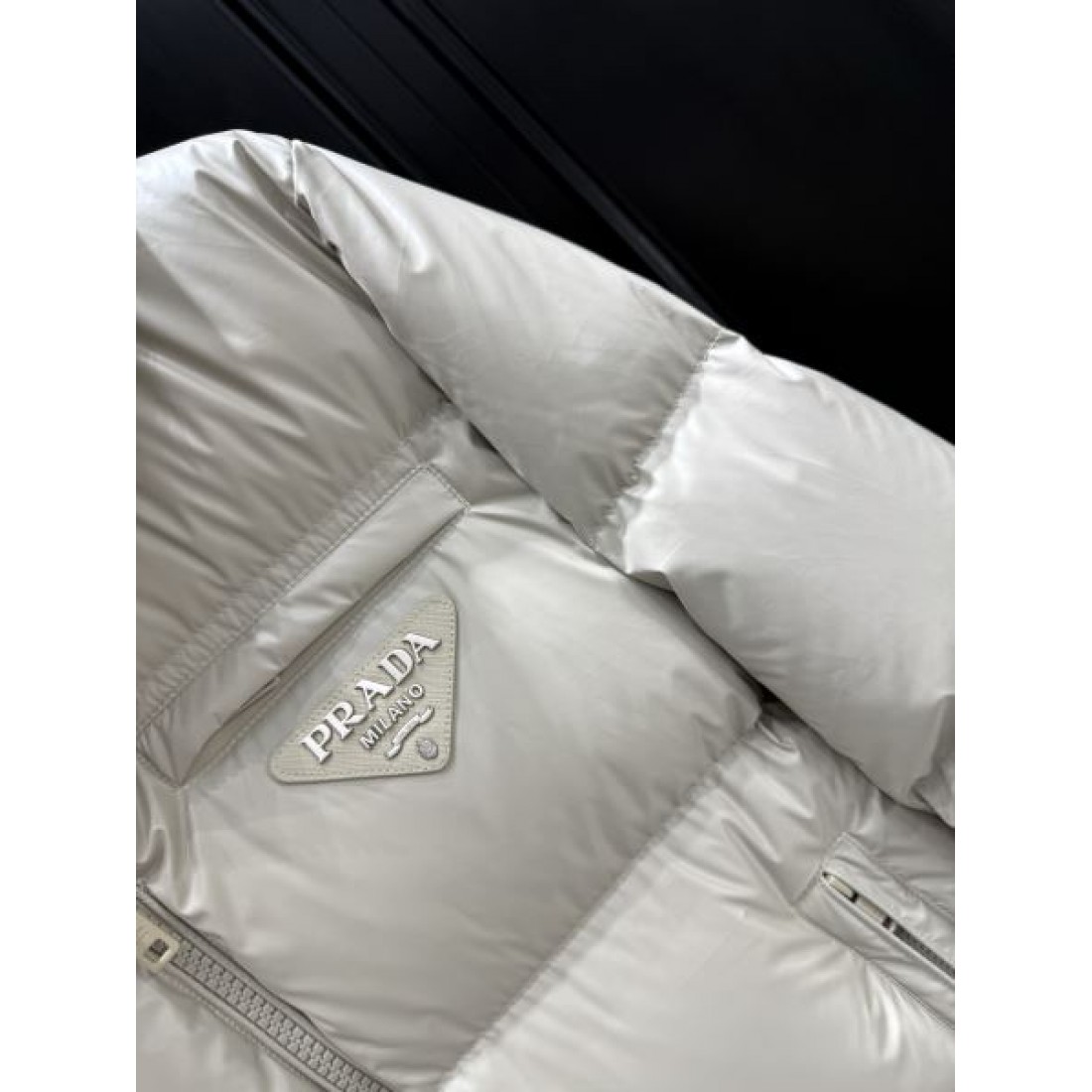 モダン ラグジュアリー プラダ PRADA コピー ダウンジャケット 洗練 上品