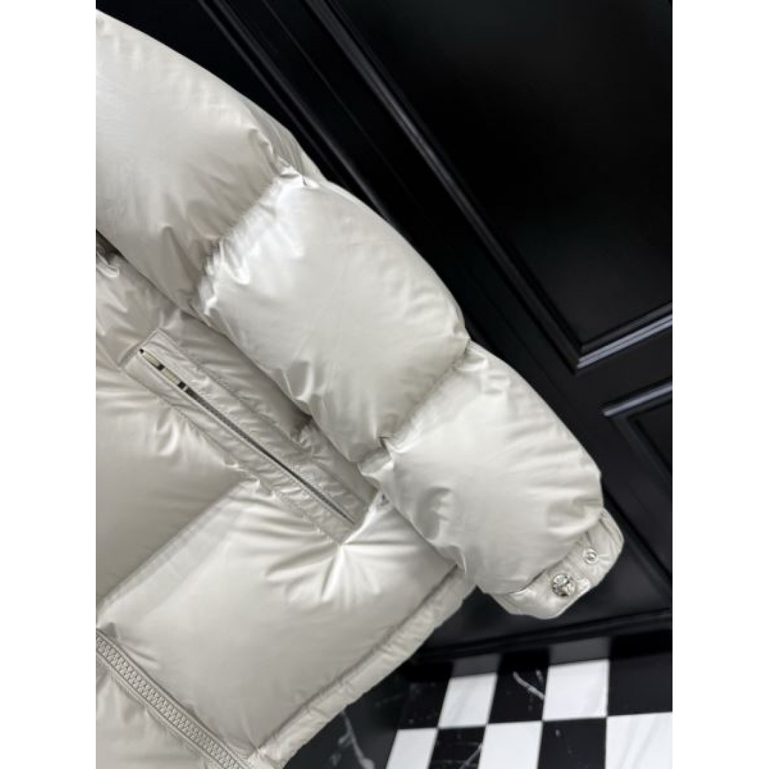 モダン ラグジュアリー プラダ PRADA コピー ダウンジャケット 洗練 上品