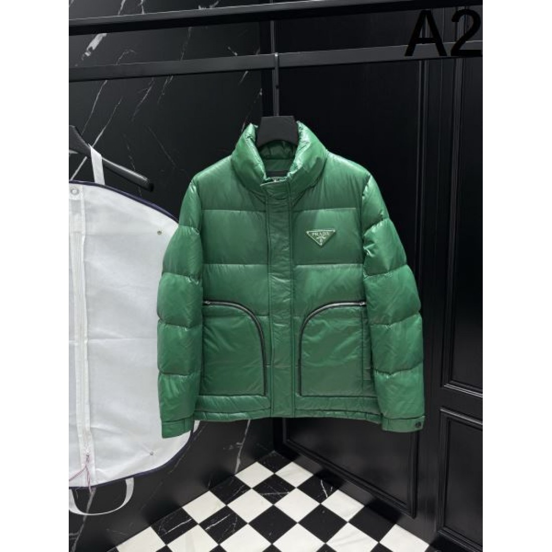 スタイリッシュ 上質 プラダ PRADA コピー ダウンジャケット モダン 高級