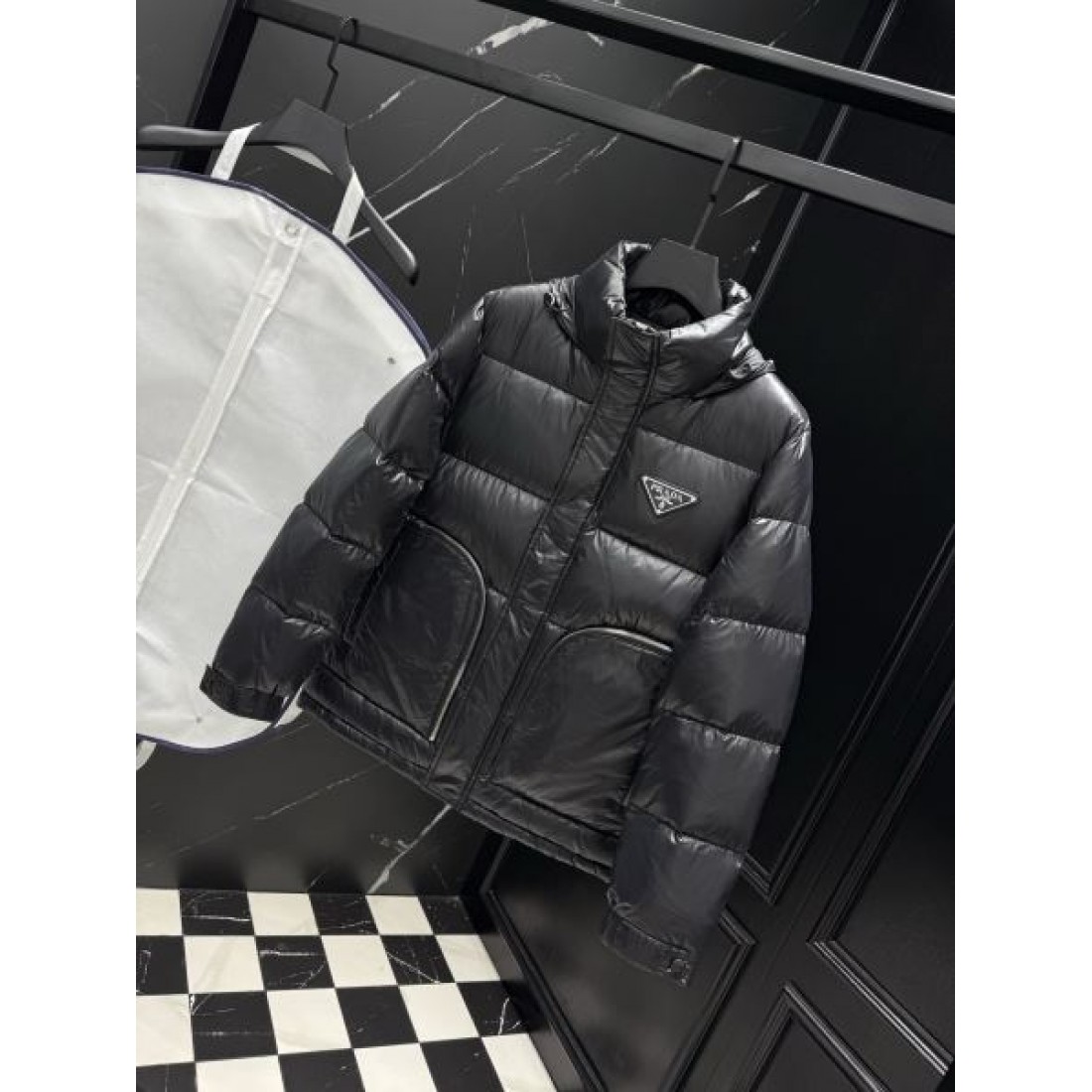 スタイリッシュ 上質 プラダ PRADA コピー ダウンジャケット モダン 高級