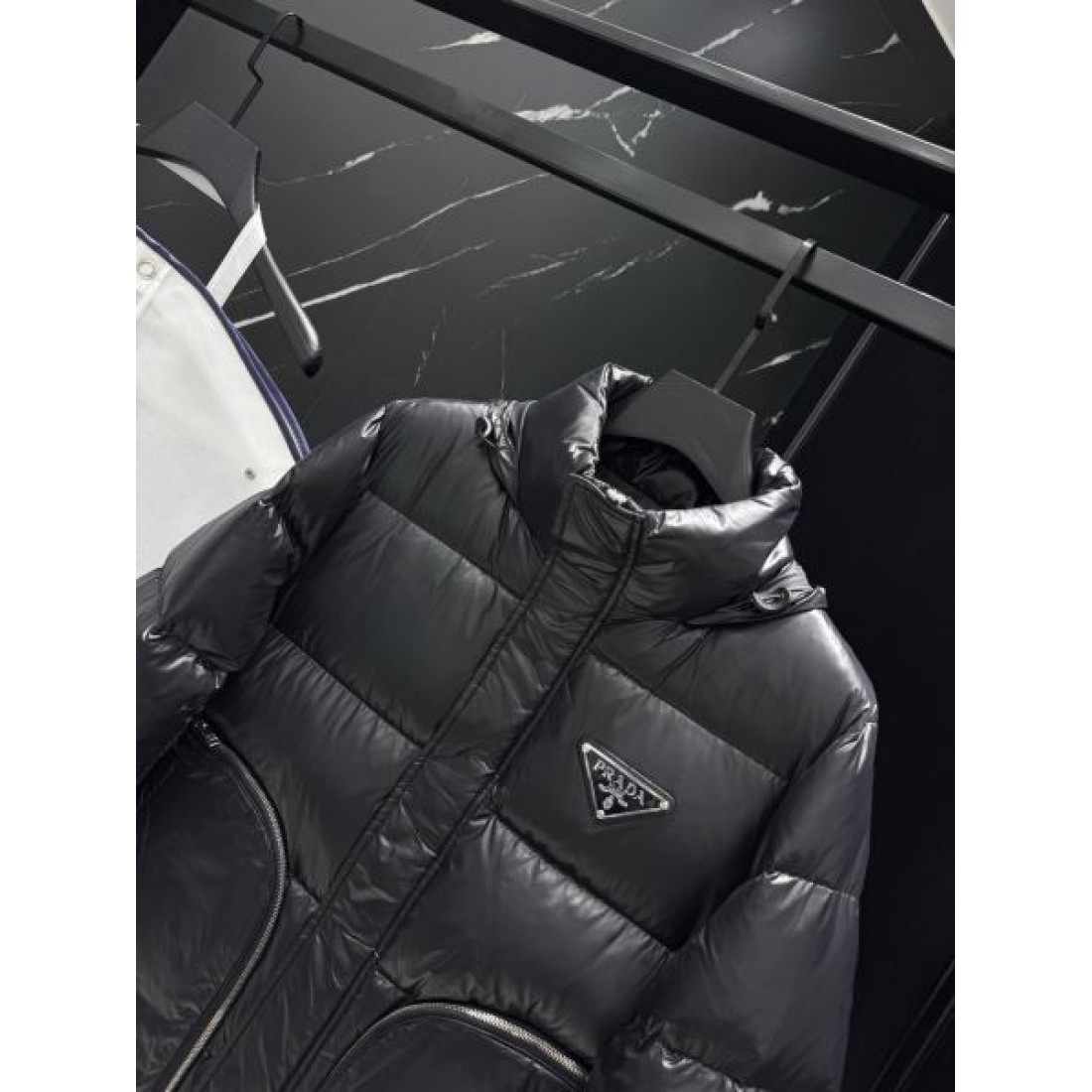 スタイリッシュ 上質 プラダ PRADA コピー ダウンジャケット モダン 高級