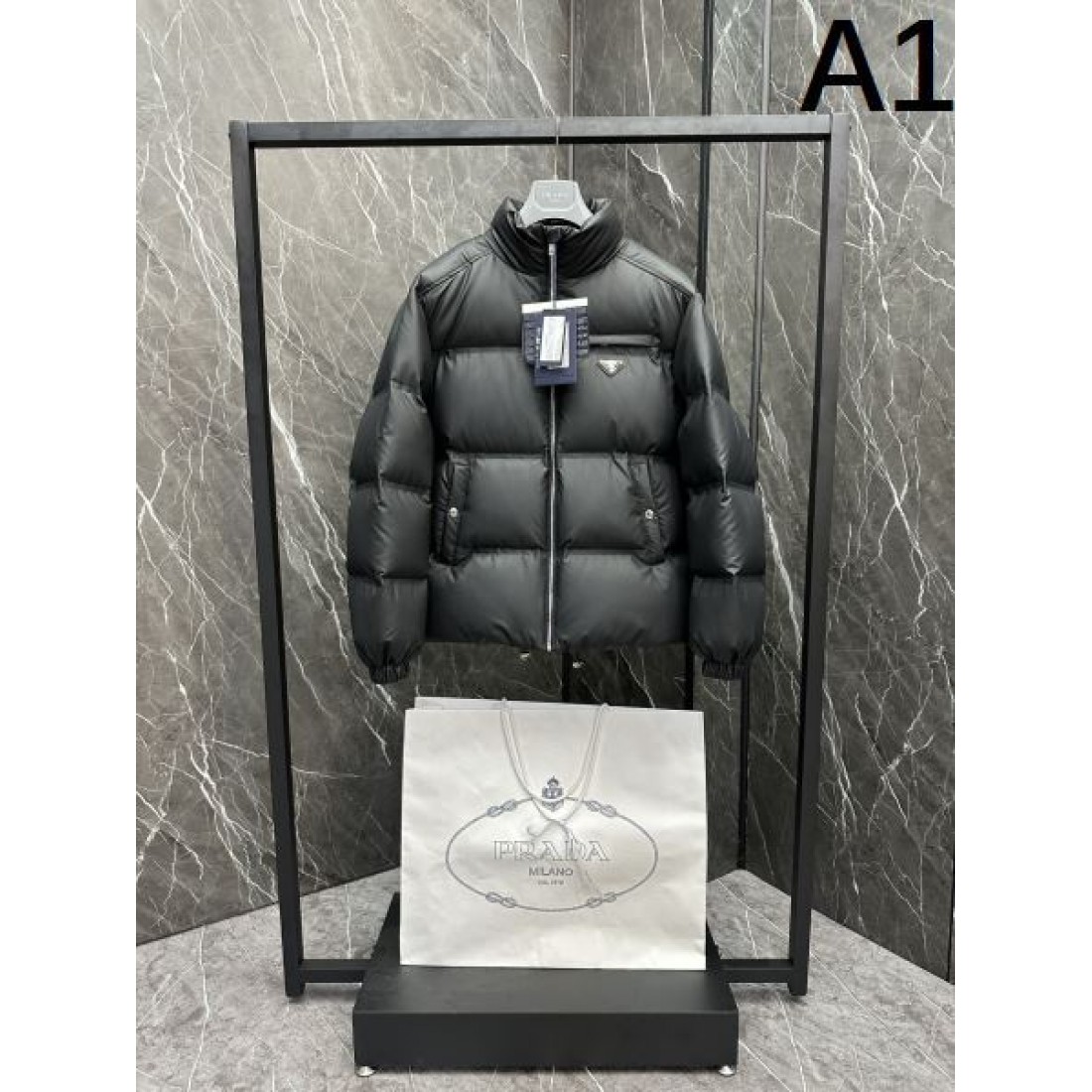 高級感 エレガント プラダ PRADA コピー ダウンジャケット 洗練 ラグジュアリー