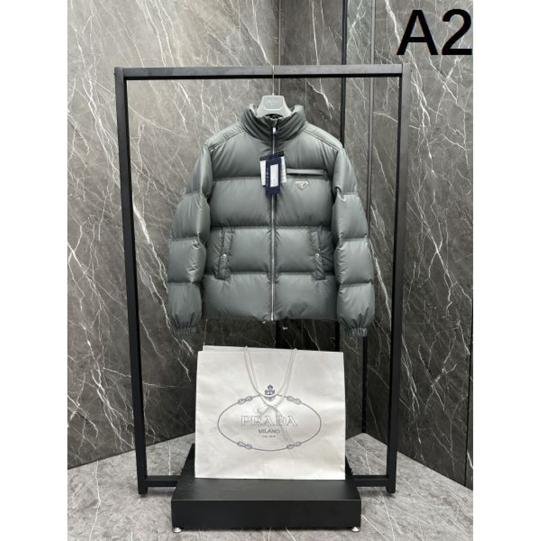 高級感 エレガント プラダ PRADA コピー ダウンジャケット 洗練 ラグジュアリー