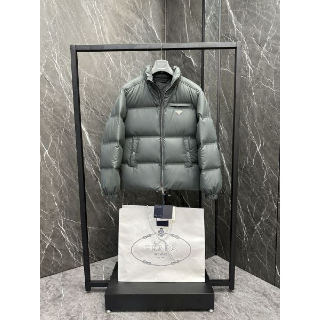 高級感 エレガント プラダ PRADA コピー ダウンジャケット 洗練 ラグジュアリー