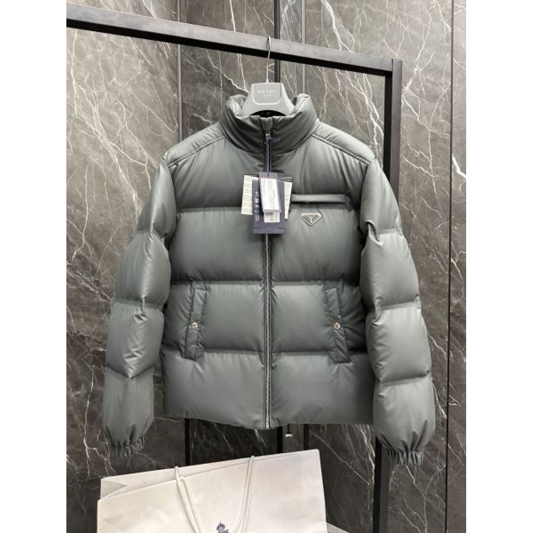 高級感 エレガント プラダ PRADA コピー ダウンジャケット 洗練 ラグジュアリー