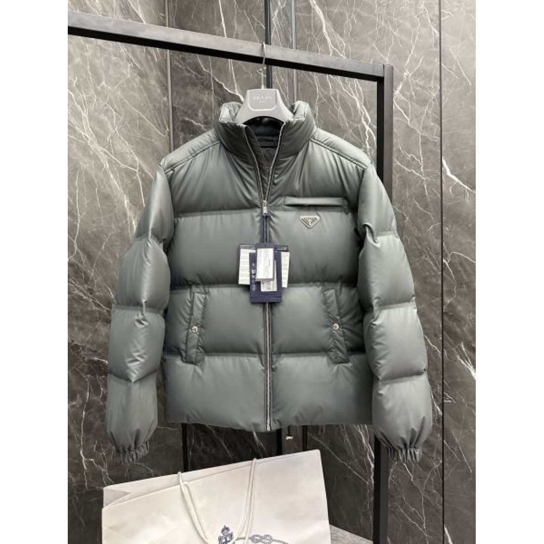 高級感 エレガント プラダ PRADA コピー ダウンジャケット 洗練 ラグジュアリー