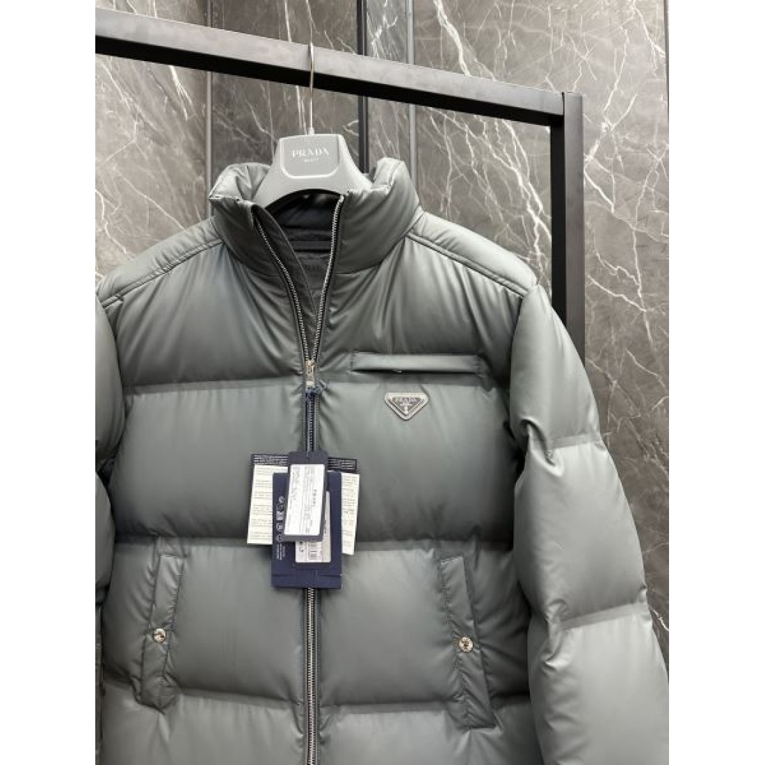高級感 エレガント プラダ PRADA コピー ダウンジャケット 洗練 ラグジュアリー