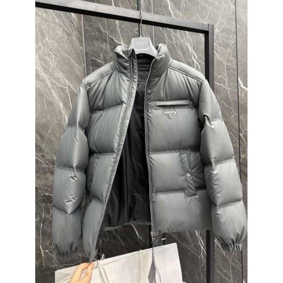 高級感 エレガント プラダ PRADA コピー ダウンジャケット 洗練 ラグジュアリー