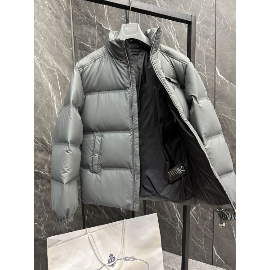 高級感 エレガント プラダ PRADA コピー ダウンジャケット 洗練 ラグジュアリー