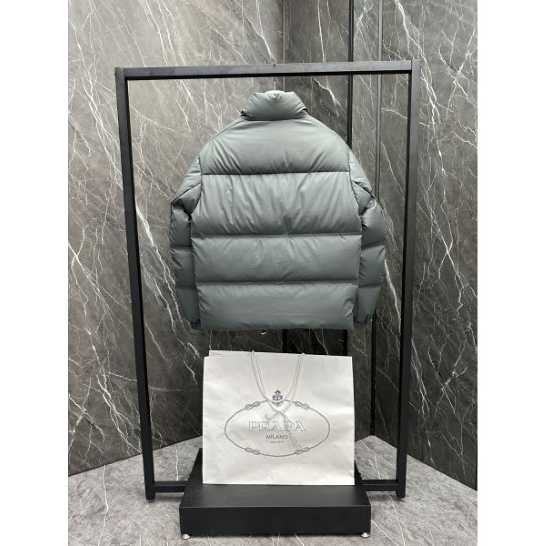 高級感 エレガント プラダ PRADA コピー ダウンジャケット 洗練 ラグジュアリー