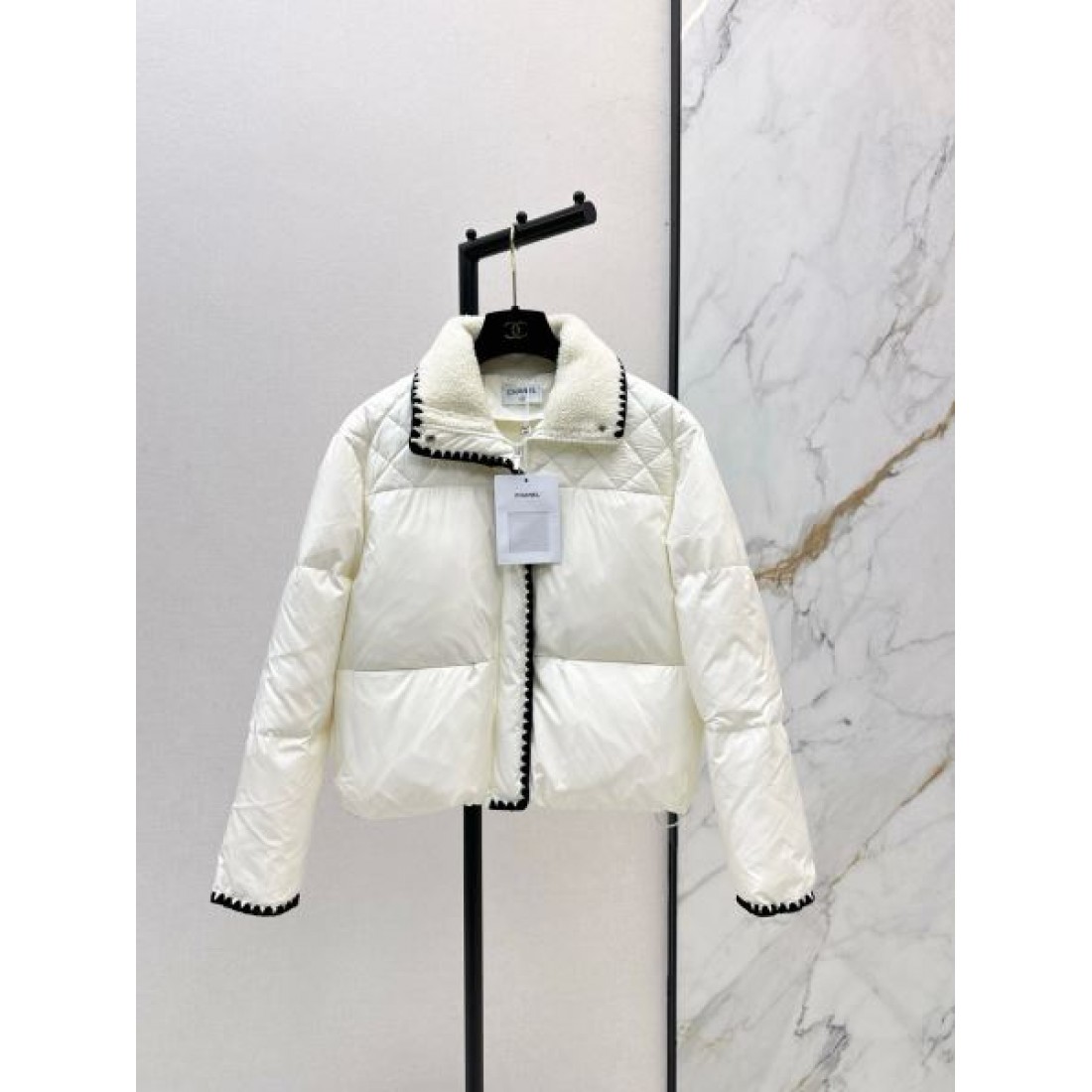 エレガント 高級 シャネル CHANEL コピー ダウンジャケット 洗練 ラグジュアリー