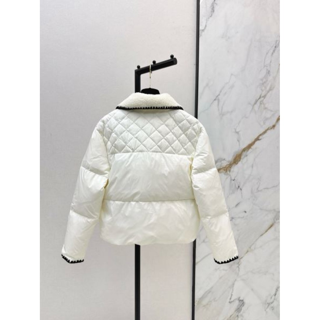 エレガント 高級 シャネル CHANEL コピー ダウンジャケット 洗練 ラグジュアリー