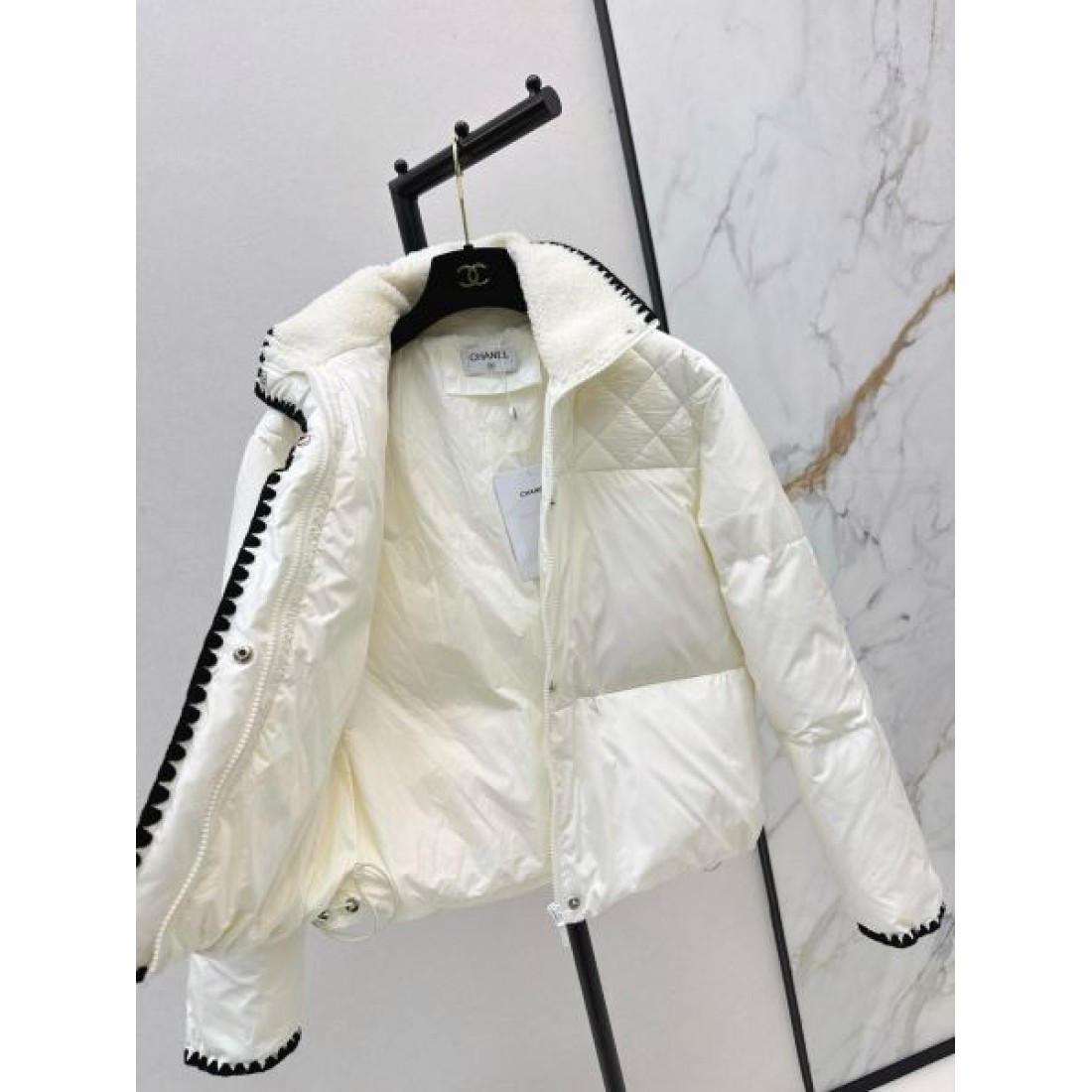 エレガント 高級 シャネル CHANEL コピー ダウンジャケット 洗練 ラグジュアリー
