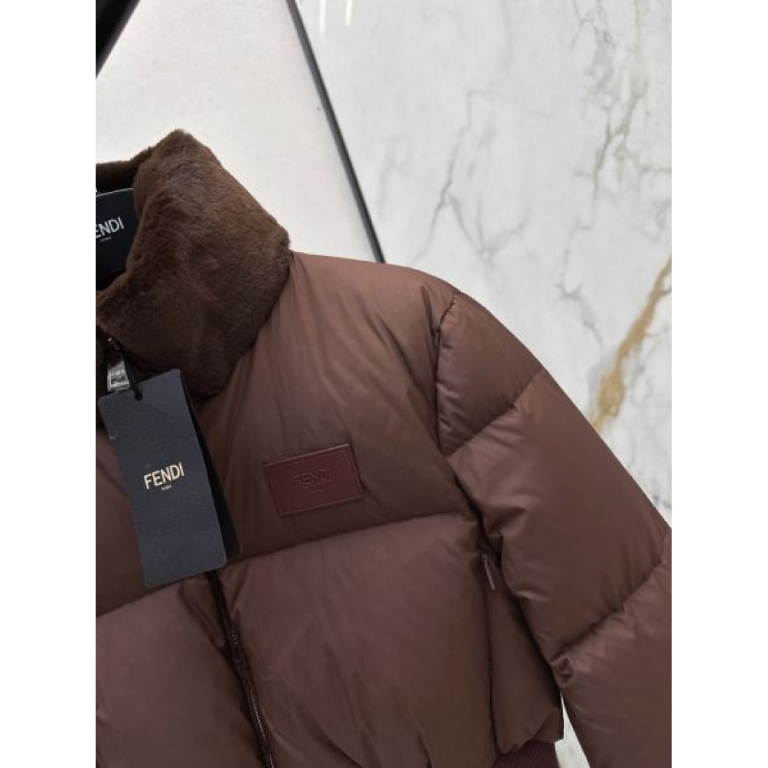 クラシック モダン フェンディ FENDI コピー ダウンジャケット スタイリッシュ 上品