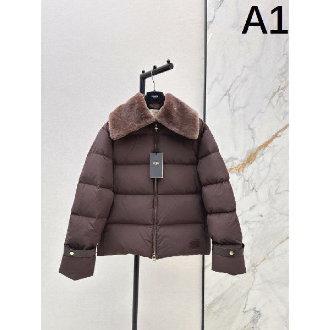 上質 ラグジュアリー フェンディ FENDI コピー ダウンジャケット 洗練 高級感