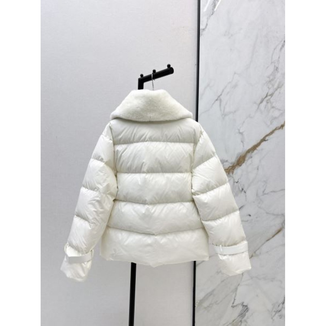 上質 ラグジュアリー フェンディ FENDI コピー ダウンジャケット 洗練 高級感