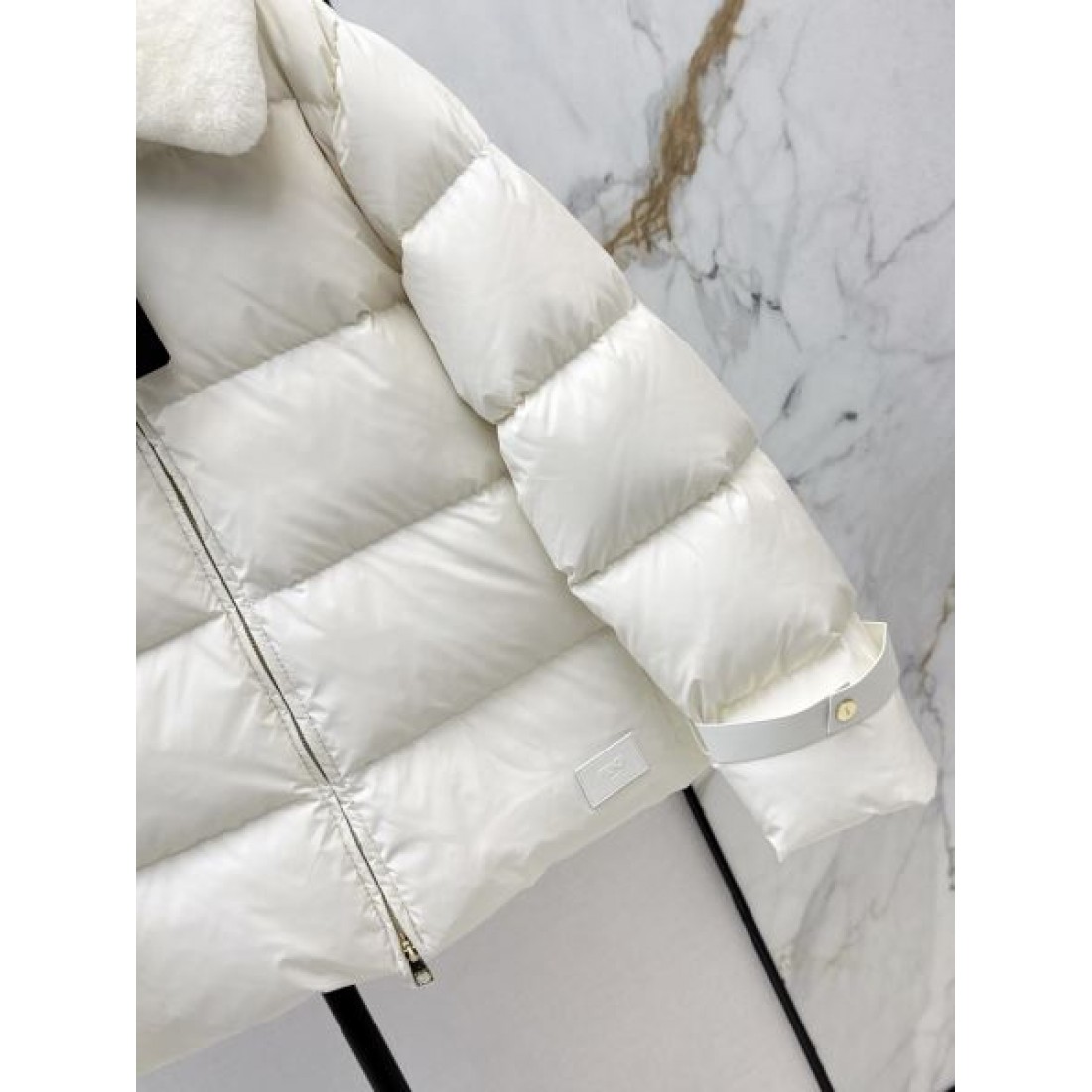 上質 ラグジュアリー フェンディ FENDI コピー ダウンジャケット 洗練 高級感