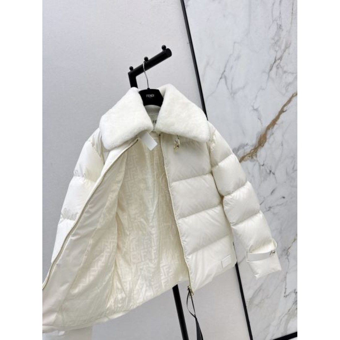 上質 ラグジュアリー フェンディ FENDI コピー ダウンジャケット 洗練 高級感