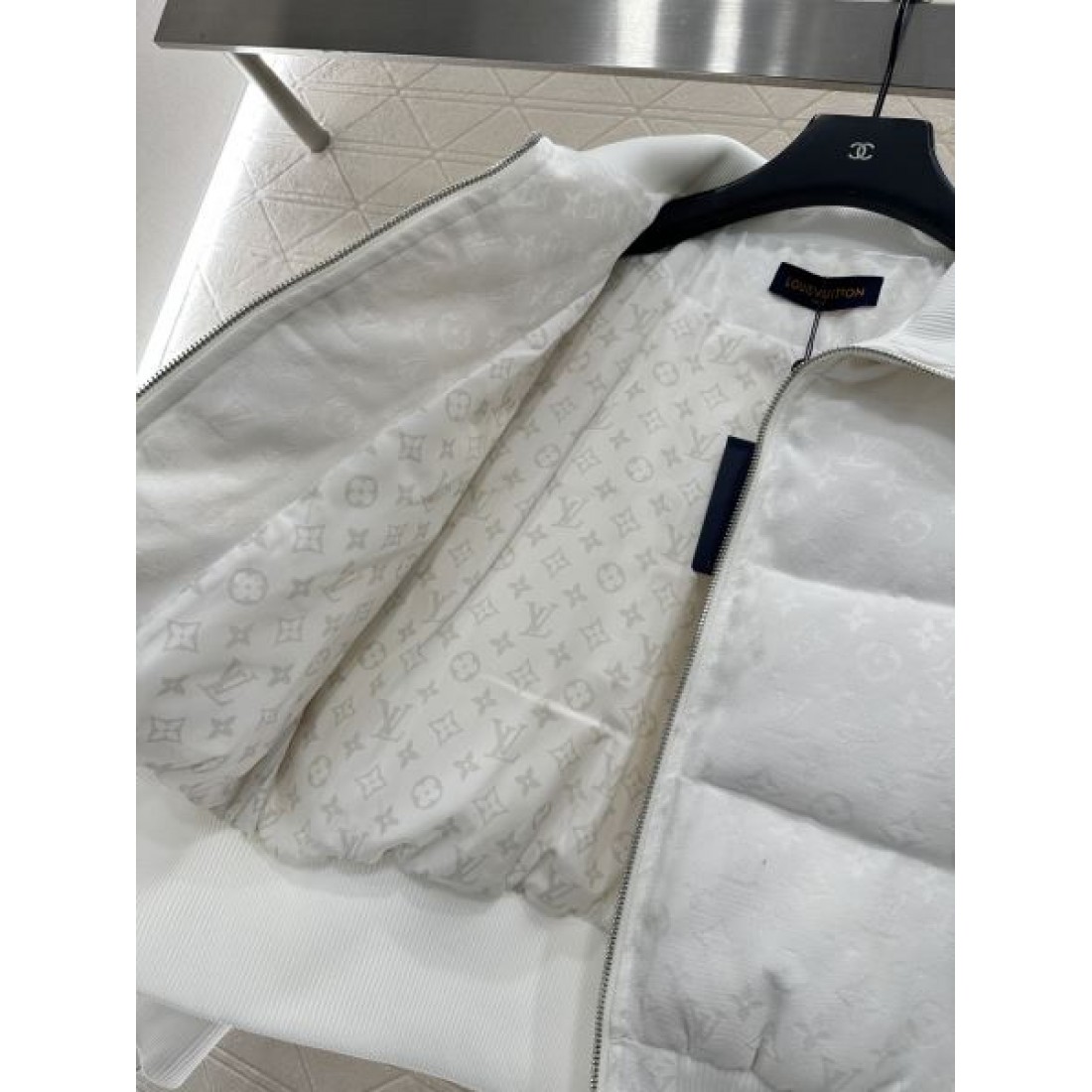 上質 洗練 ルイヴィトン LOUIS VUITTON コピー ダウンジャケット モダン クラシック