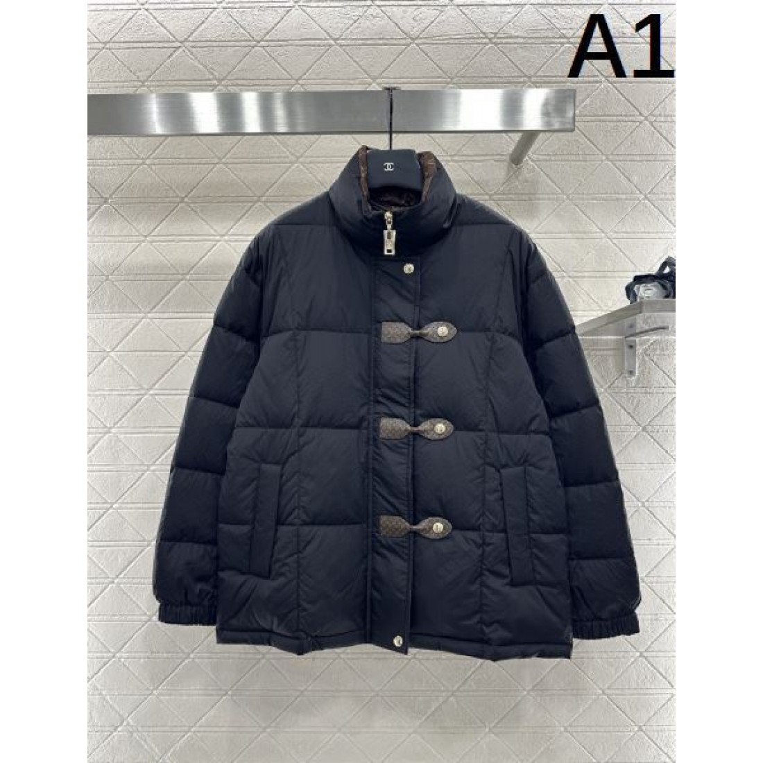 スタイリッシュ 高級感 ルイヴィトン LOUIS VUITTON コピー ダウンジャケット 洗練 逸品