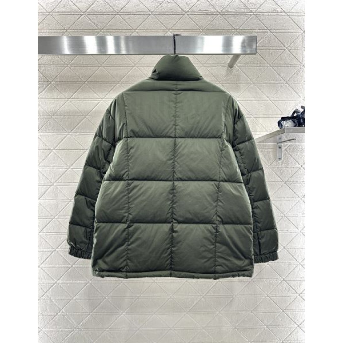 スタイリッシュ 高級感 ルイヴィトン LOUIS VUITTON コピー ダウンジャケット 洗練 逸品