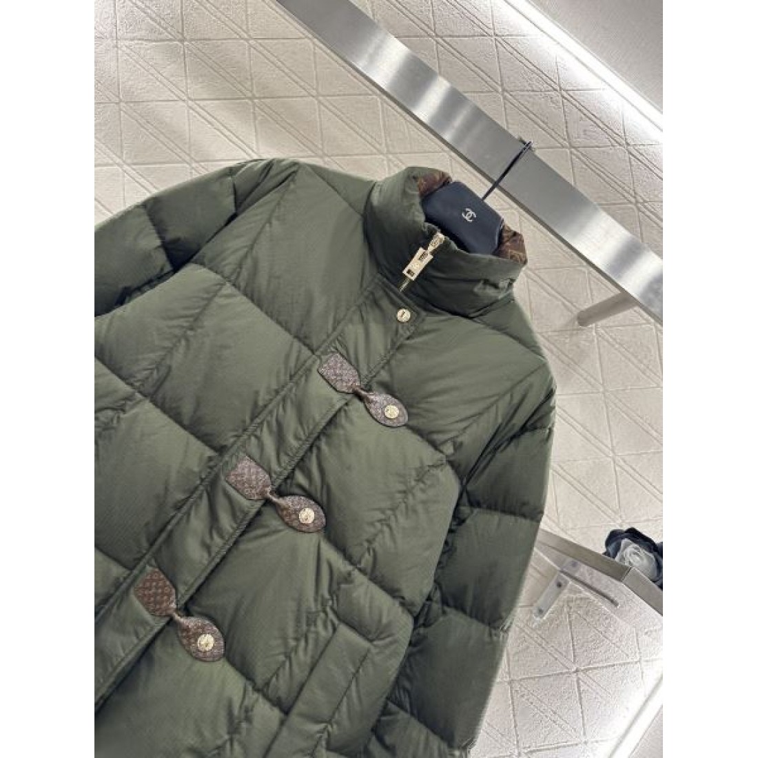 スタイリッシュ 高級感 ルイヴィトン LOUIS VUITTON コピー ダウンジャケット 洗練 逸品