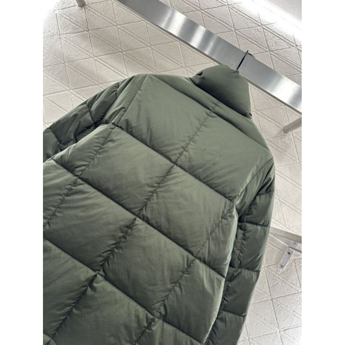 スタイリッシュ 高級感 ルイヴィトン LOUIS VUITTON コピー ダウンジャケット 洗練 逸品