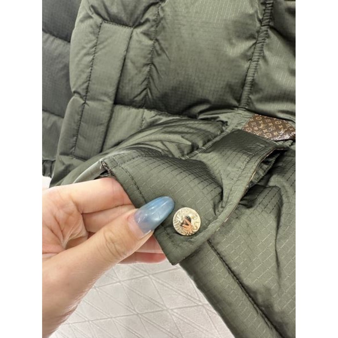 スタイリッシュ 高級感 ルイヴィトン LOUIS VUITTON コピー ダウンジャケット 洗練 逸品