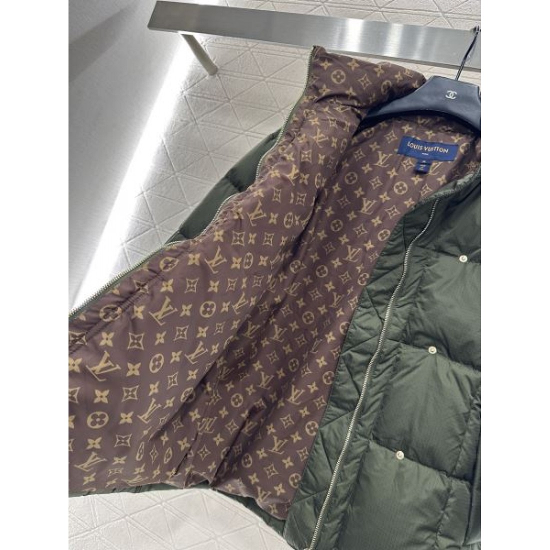 スタイリッシュ 高級感 ルイヴィトン LOUIS VUITTON コピー ダウンジャケット 洗練 逸品