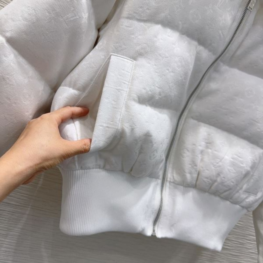 ラグジュアリー エレガント ルイヴィトン LOUIS VUITTON コピー ダウンジャケット 高級 感性