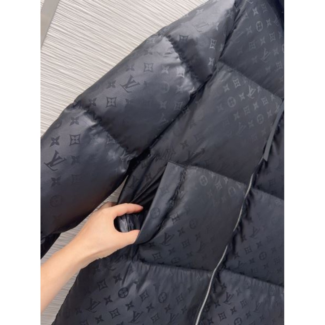 高機能 大人向け 高耐久 ルイヴィトン LOUIS VUITTON コピー ダウンジャケット 限定デザイン