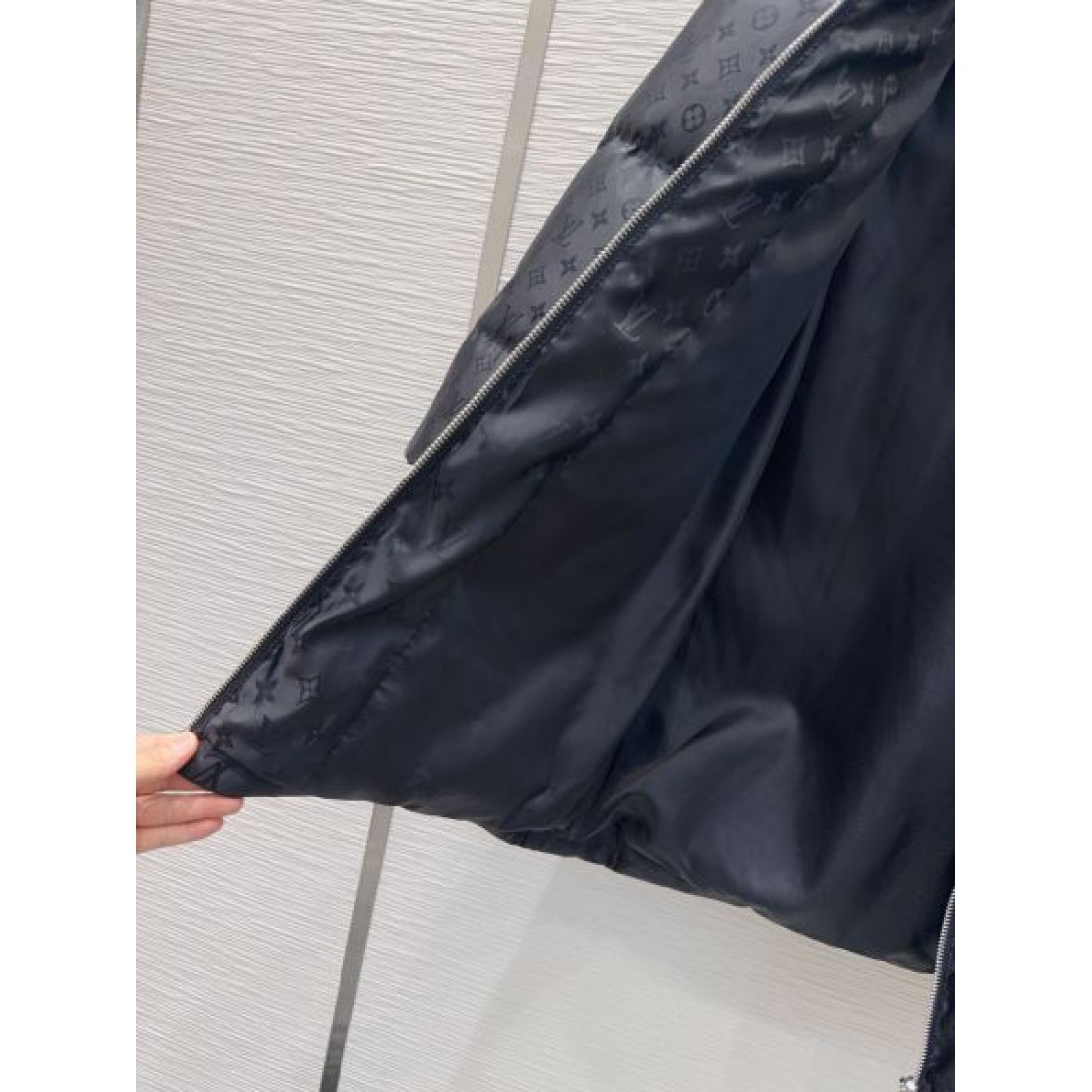 高機能 大人向け 高耐久 ルイヴィトン LOUIS VUITTON コピー ダウンジャケット 限定デザイン