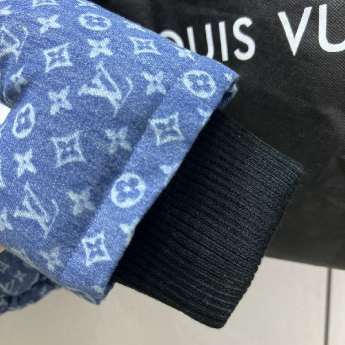 モード感 洗練 上質 ルイヴィトン LOUIS VUITTON コピー ダウンジャケット 特別モデル