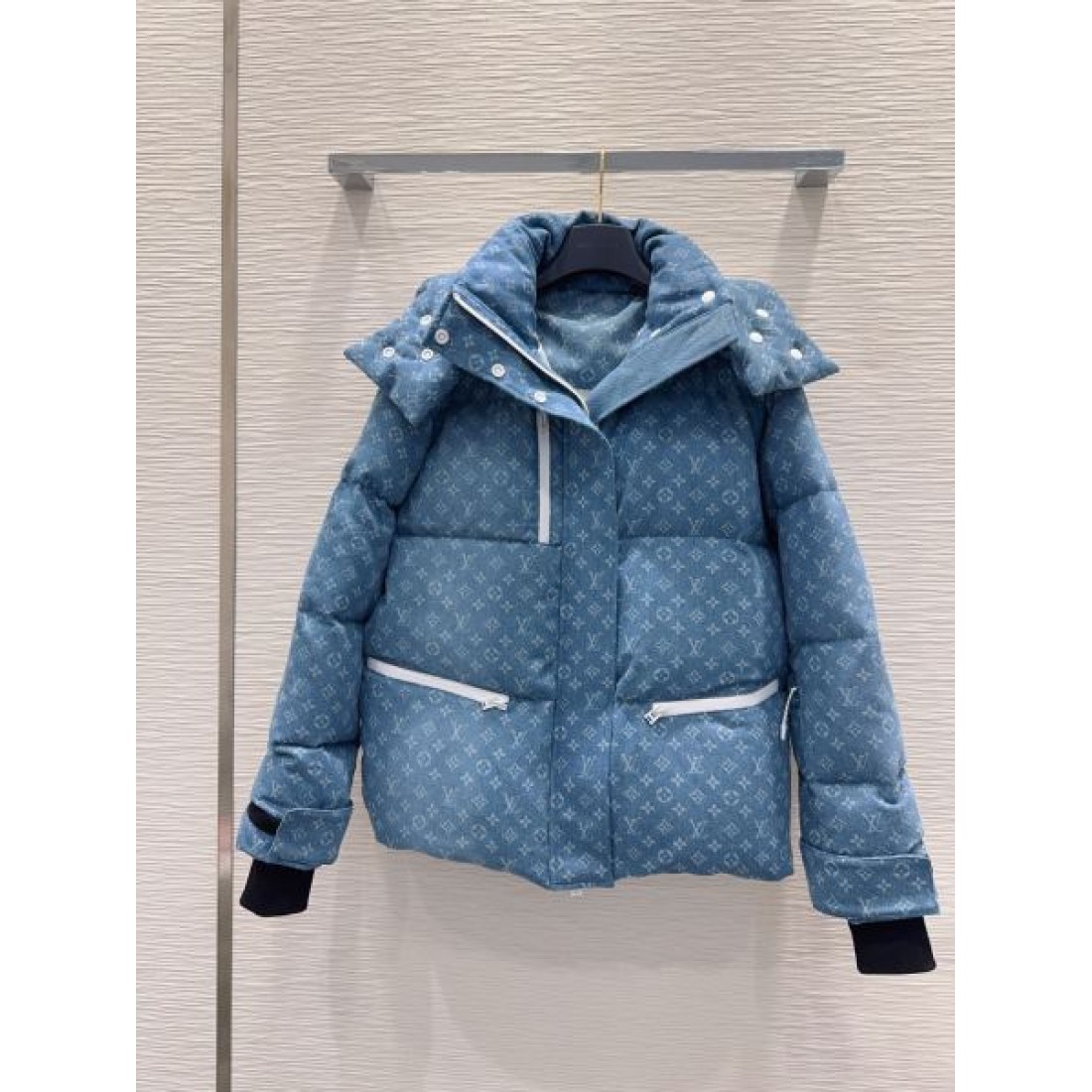 光沢感 プレミアム 防寒性高い モンクレール MONCLER コピー ダウンジャケット 冬仕様