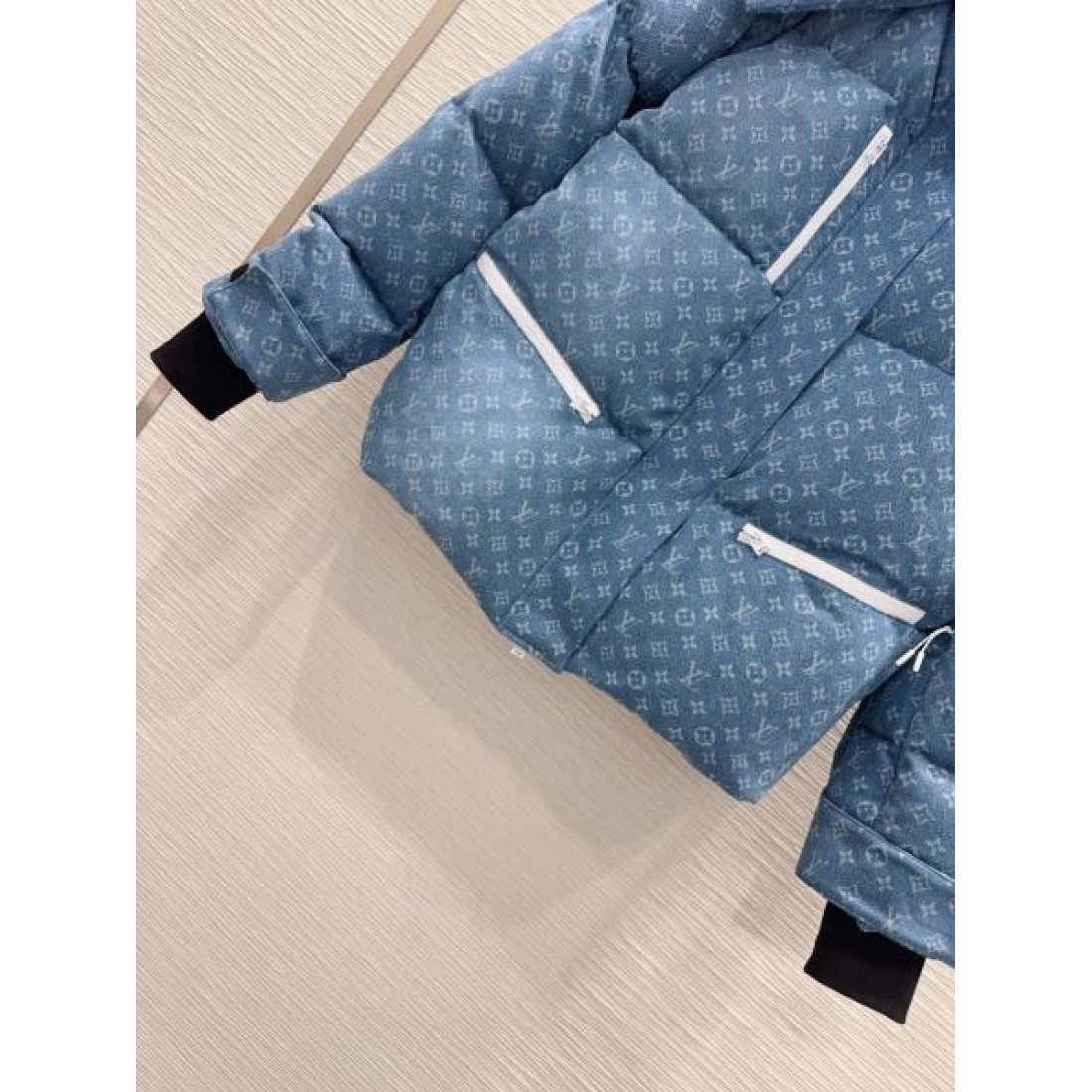 光沢感 プレミアム 防寒性高い モンクレール MONCLER コピー ダウンジャケット 冬仕様