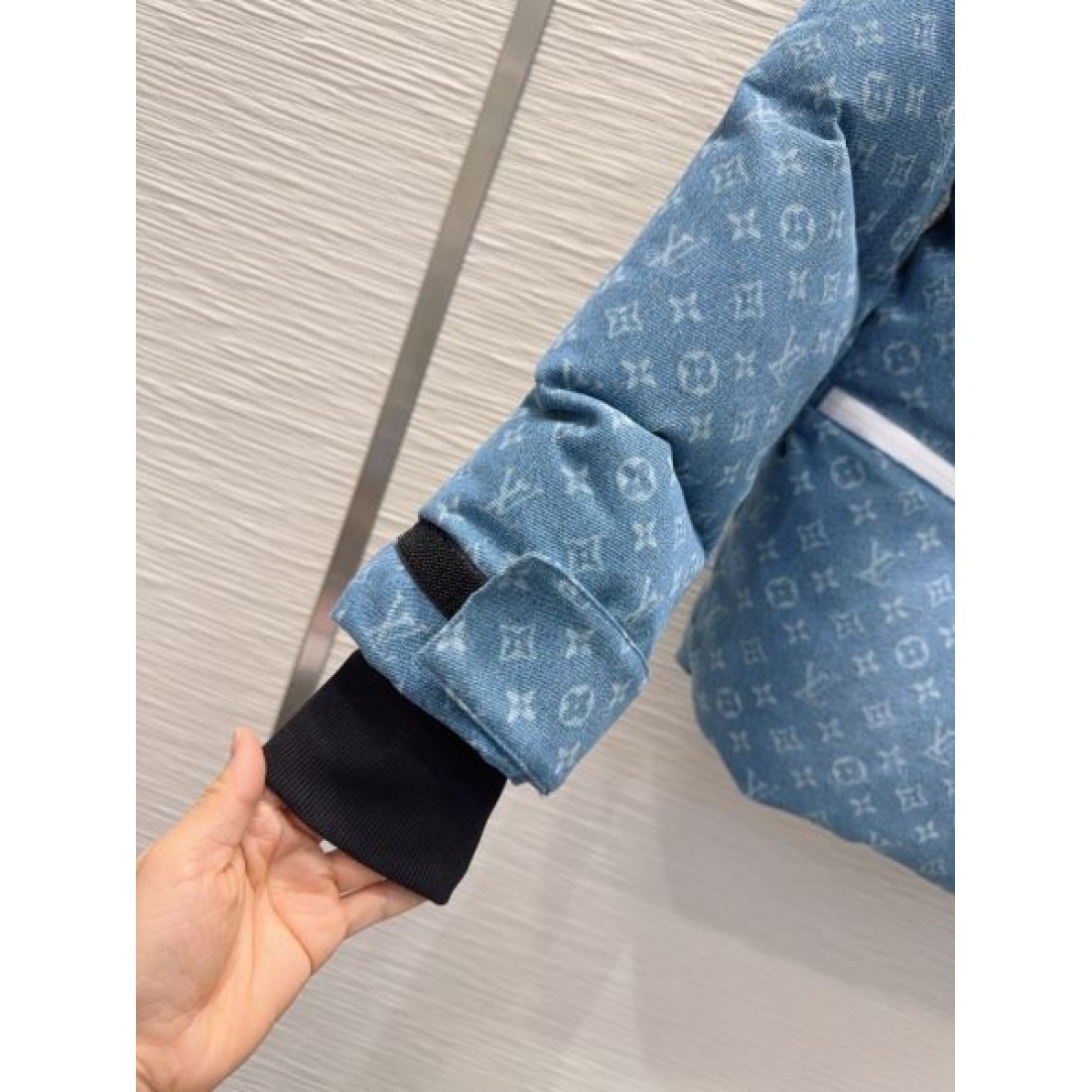 光沢感 プレミアム 防寒性高い モンクレール MONCLER コピー ダウンジャケット 冬仕様