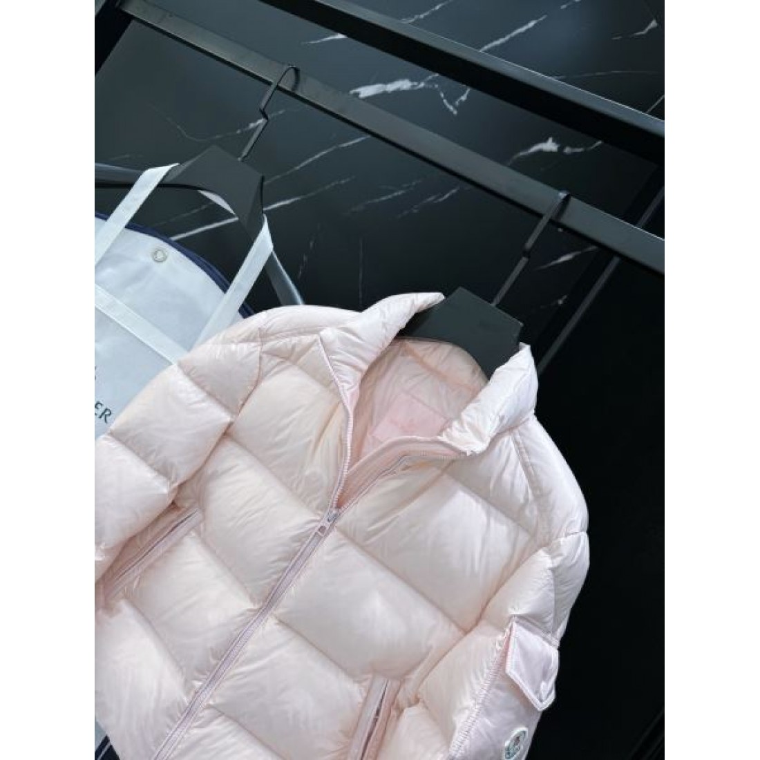 上質 軽量 洗練 モンクレール MONCLER コピー ダウンジャケット 新作