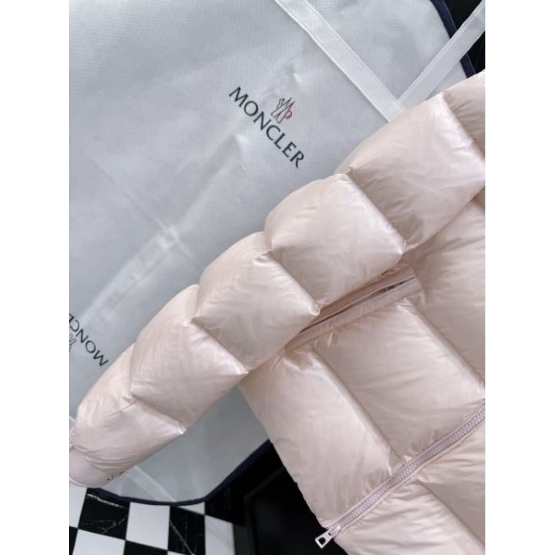 上質 軽量 洗練 モンクレール MONCLER コピー ダウンジャケット 新作