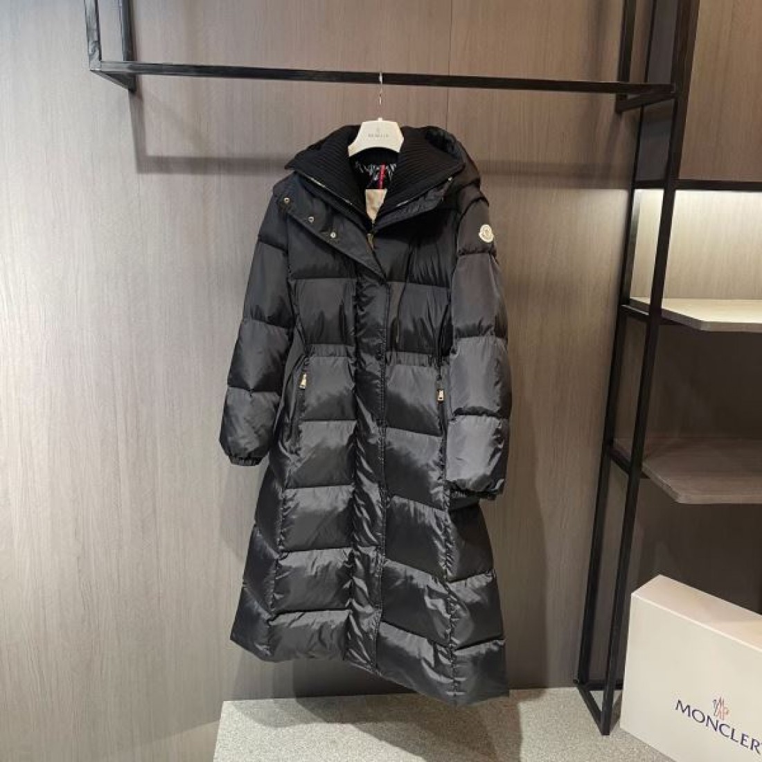 高級感 保温性抜群 エレガント モンクレール MONCLER コピー ダウンジャケット 最新モデル