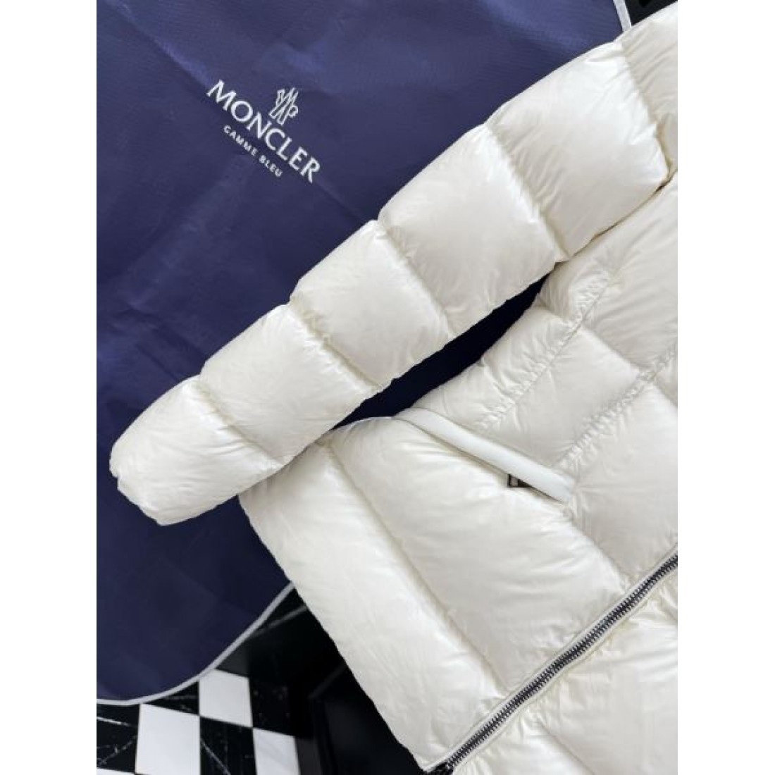 洗練 クラシック アイコニック モンクレール MONCLERコピー  ダウンジャケット 正規風