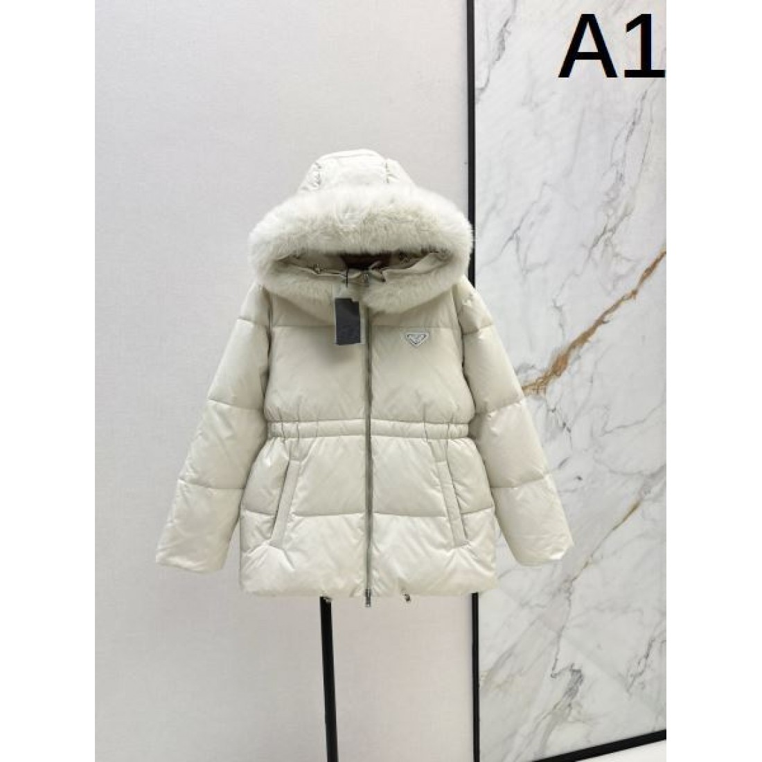 スタイリッシュ 高品質 軽量 プラダ PRADA コピー ダウンジャケット 限定デザイン