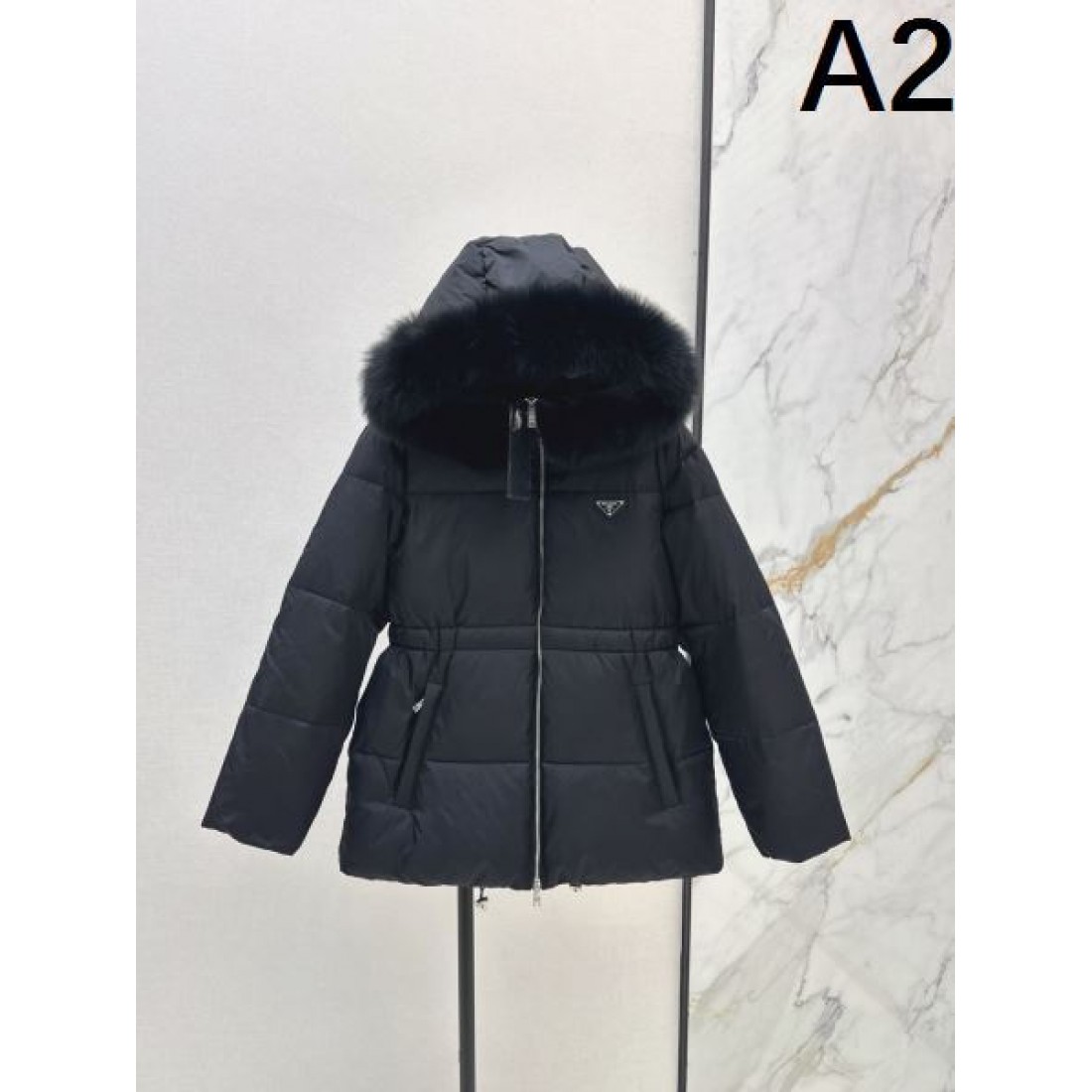 スタイリッシュ 高品質 軽量 プラダ PRADA コピー ダウンジャケット 限定デザイン