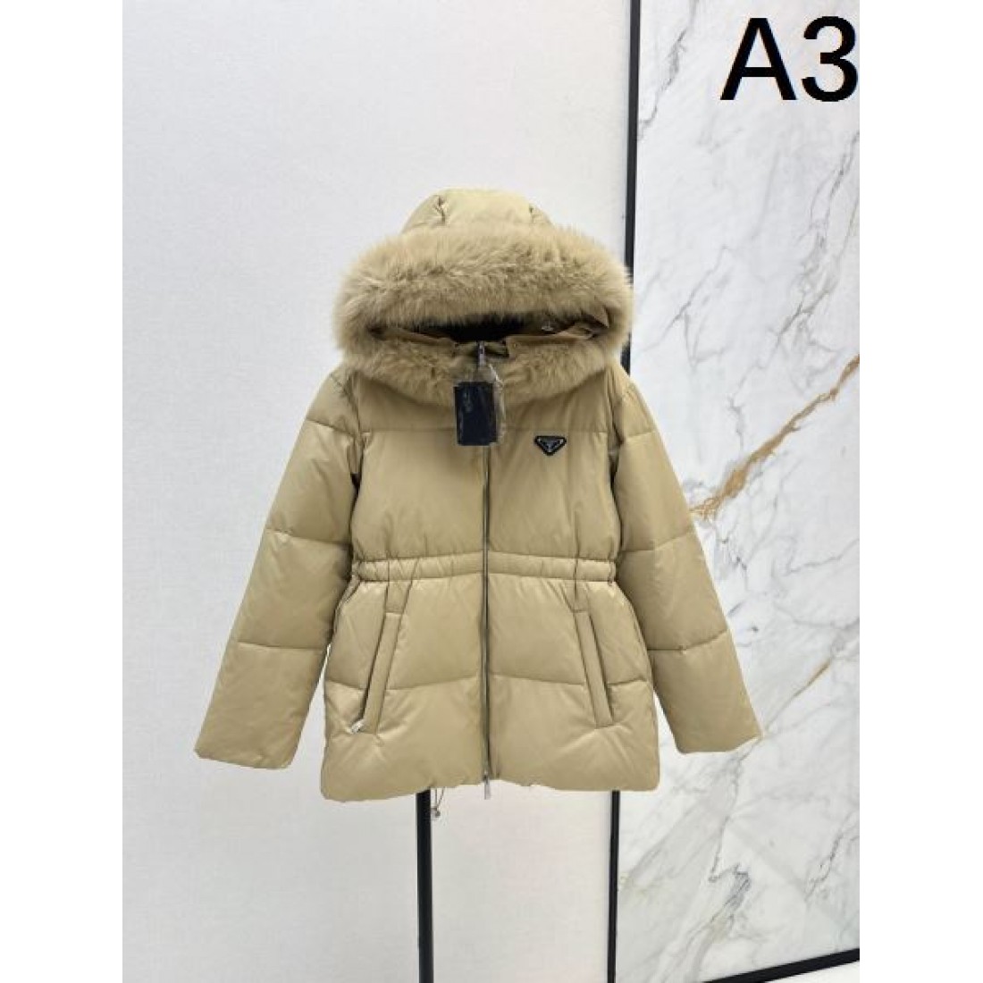 スタイリッシュ 高品質 軽量 プラダ PRADA コピー ダウンジャケット 限定デザイン