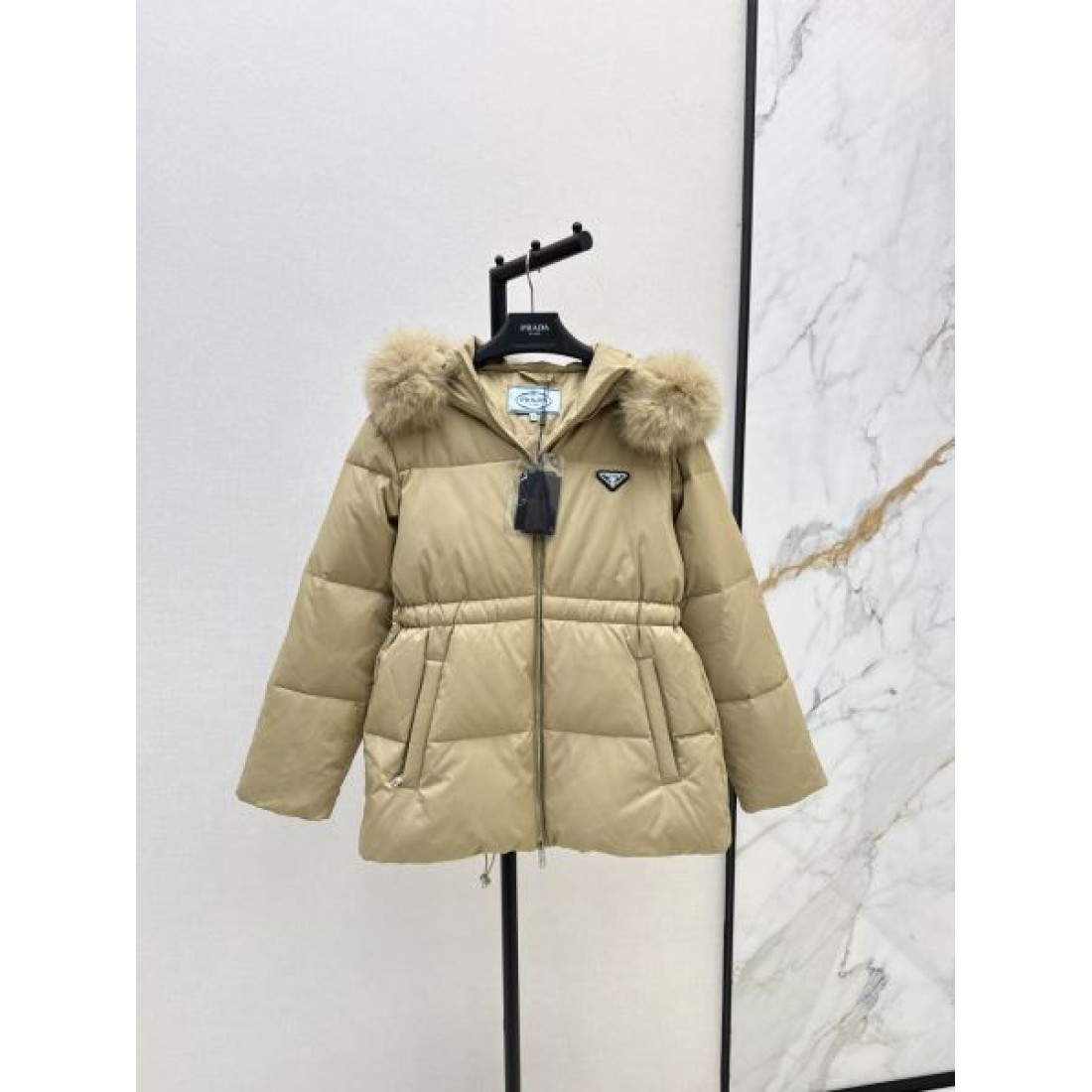 スタイリッシュ 高品質 軽量 プラダ PRADA コピー ダウンジャケット 限定デザイン