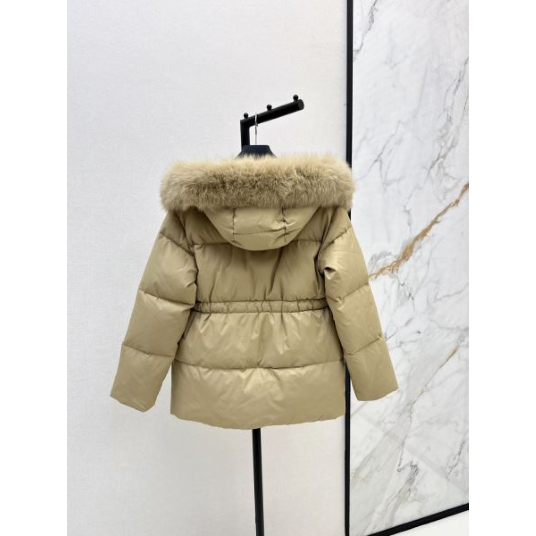 スタイリッシュ 高品質 軽量 プラダ PRADA コピー ダウンジャケット 限定デザイン